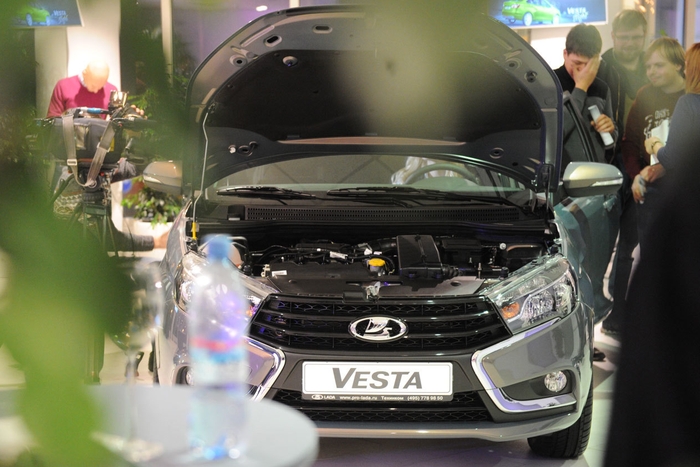 Автосалоны зафиксировали резкий рост продаж Lada Vesta