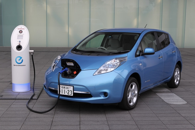 Электромобиль Nissan Leaf проедет 250 км без подзарядки