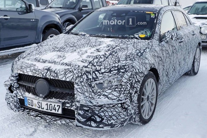 Гибридный хэтчбек Mercedes засняли в Швеции
