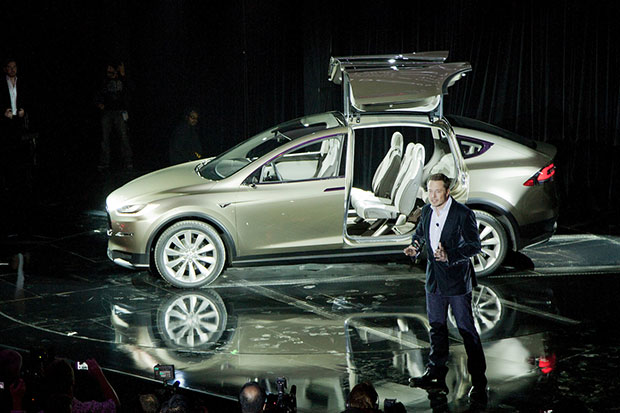 Tesla Model X попался фотошпионам с минимумом камуфляжа
