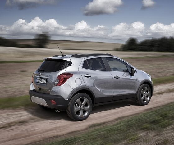 Появились снимки обновленного кроссовера Opel Mokka