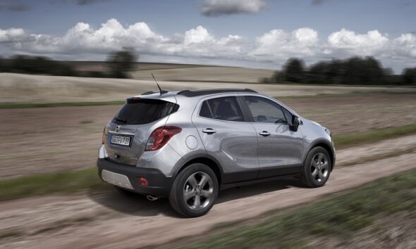 Появились снимки обновленного кроссовера Opel Mokka