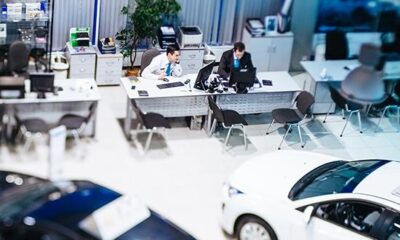 Автобизнес пошел ко дну: продажи машин в России обвалились на 40%