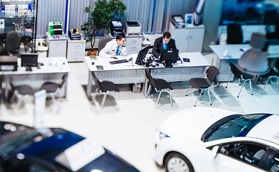 Автобизнес пошел ко дну: продажи машин в России обвалились на 40%
