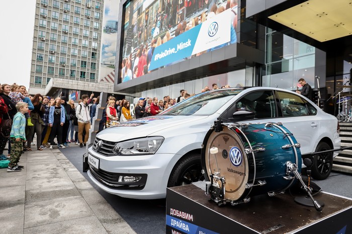 В центре Минска прошел необычный pop-up-концерт: на барабанах сыграл Polo Drive!