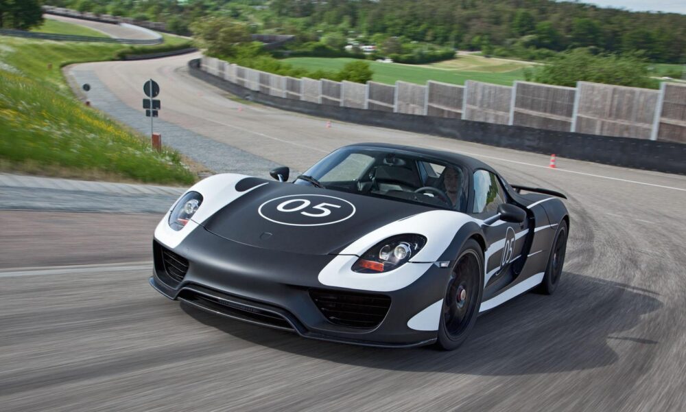 Прототипы  суперкара Porsche 918 Spyder  на гоночной трассе
