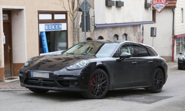 Универсал Porsche Panamera впервые выехал на городские дороги
