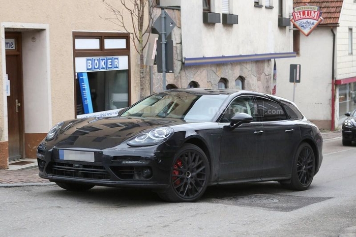 Универсал Porsche Panamera впервые выехал на городские дороги