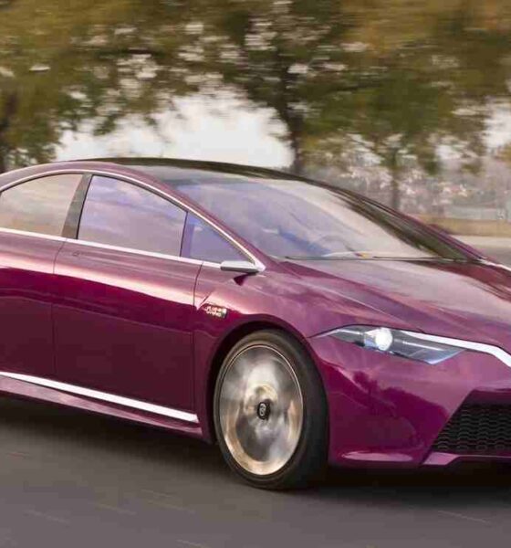 Toyota решила повременить с выпуском нового Prius
