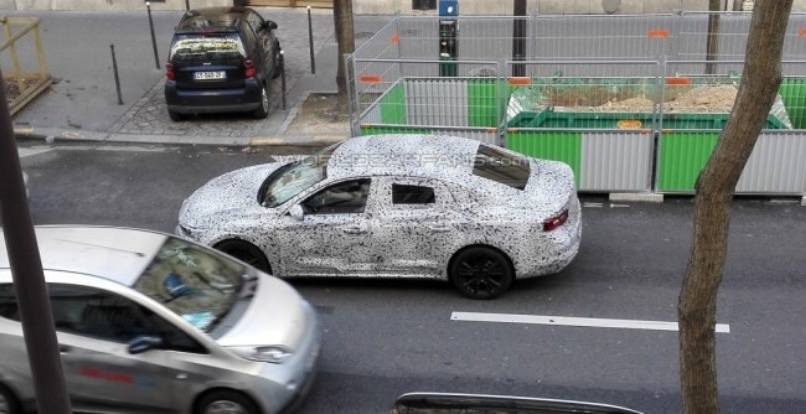 Преемник Renault Laguna замечен фотошпионами в Париже