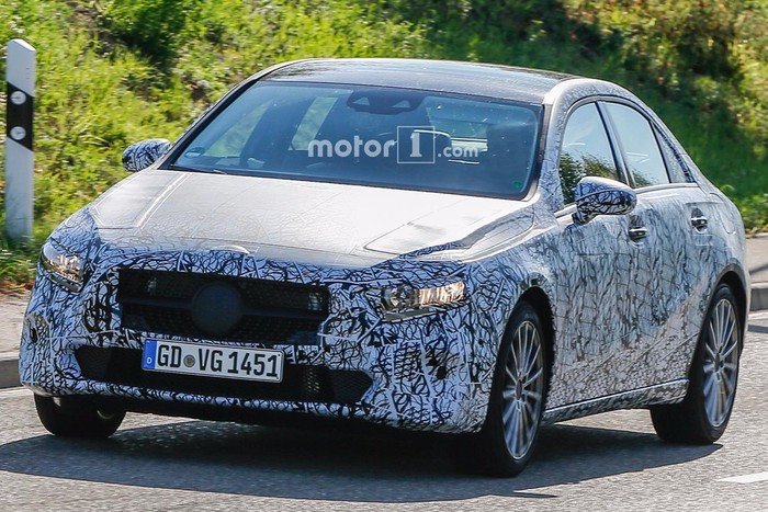 Небольшой седан Mercedes-Benz замечен во время тестов