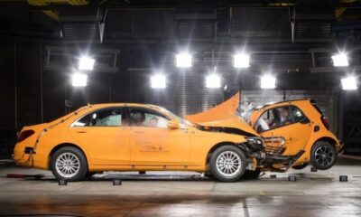 Лоб в лоб: Smart ForTwo столкнули с Mercedes-Benz S-Class