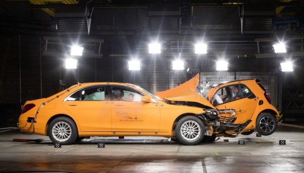 Лоб в лоб: Smart ForTwo столкнули с Mercedes-Benz S-Class