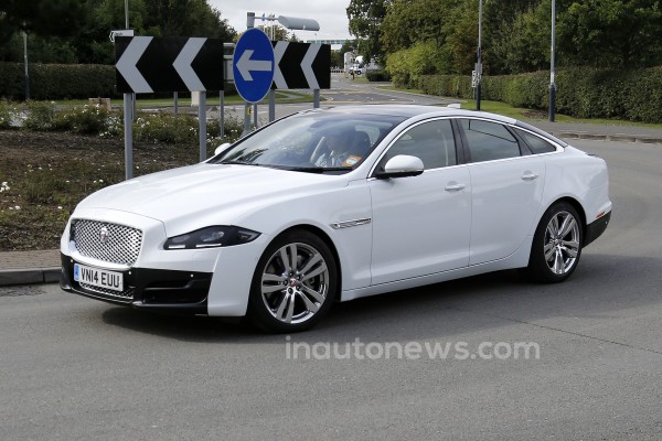 Флагман Jaguar тестируют в Великобритании