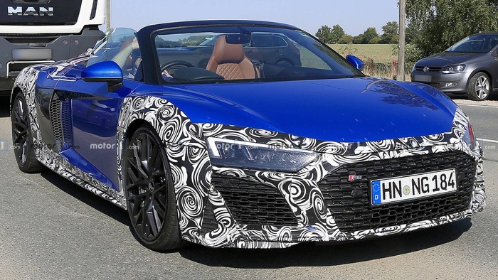Обновленный родстер Audi R8 Spyder замечен во время тестов