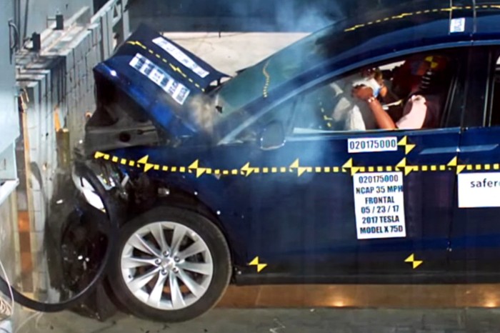 Эксперты оценили безопасность Tesla Model X