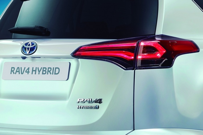 Обновленный кроссовер Toyota RAV4 обзаведется “гибридной” модификацией