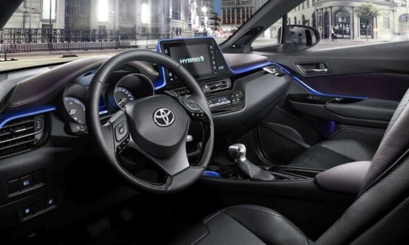 «Тойота» показала интерьер конкурента Nissan Juke
