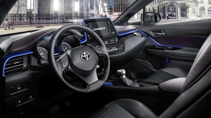 «Тойота» показала интерьер конкурента Nissan Juke