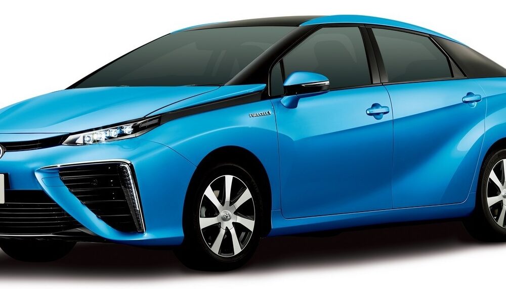 Toyota представила первый серийный водородный автомобиль