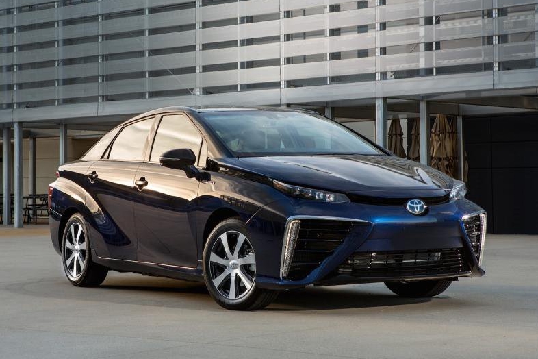 Названа стоимость водородного седана Toyota Mirai