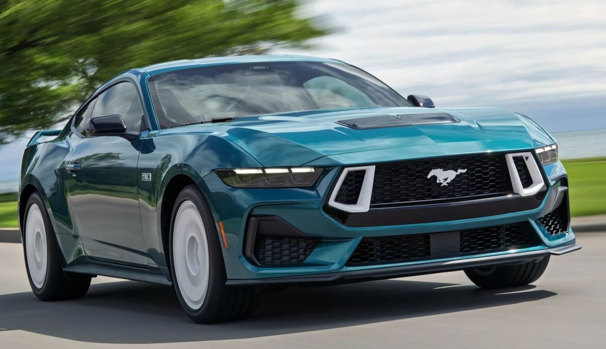 Спорткар Ford Mustang экстерьер вид третий