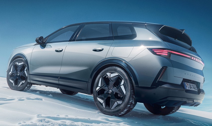 Кроссовер Opel Grandland AWD экстерьер вид первый