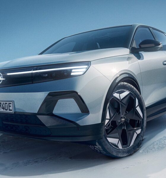 Кроссовер Opel Grandland AWD экстерьер вид второй