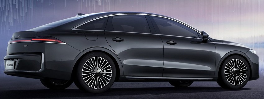 Седан Roewe M7 DMH экстерьер вид первый