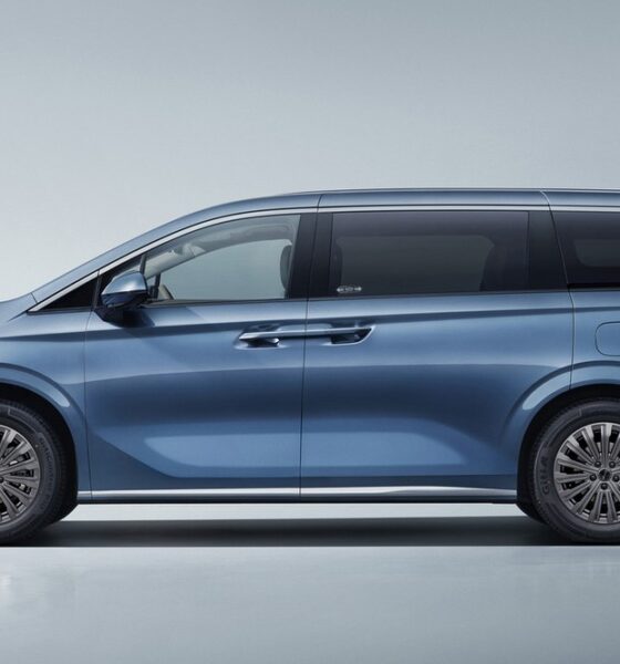 Минивэн BYD M9 экстерьер вид третий