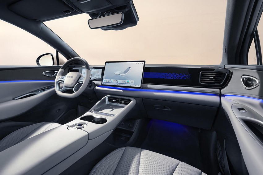 Кроссовер BYD Sealion 06 салон вид первый