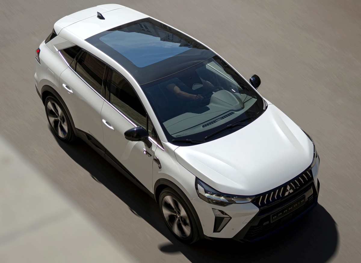 Кроссовер Mitsubishi Grandis экстерьер вид четвертый