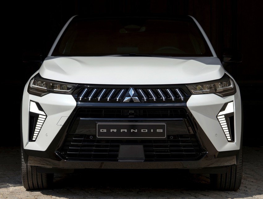 Кроссовер Mitsubishi Grandis экстерьер вид третий