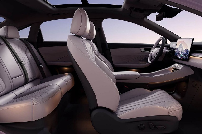 Седан Roewe M7 DHM салон вид второй