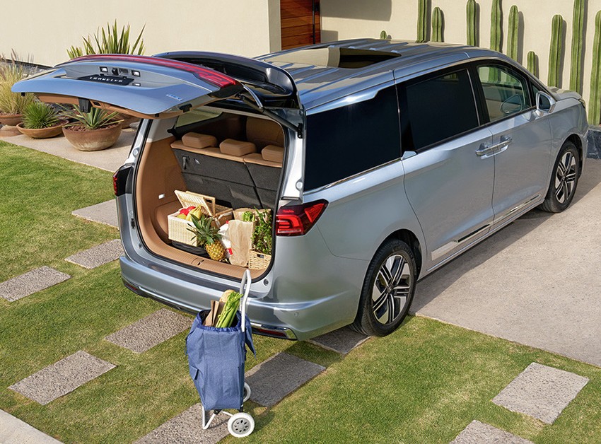 Минивэн JAC Traveler PHEV экстерьер вид первый