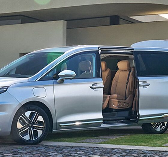 Минивэн JAC Traveler PHEV экстерьер вид третий