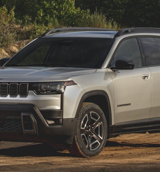 Кроссовер Jeep Cherokee экстерьер вид седьмой