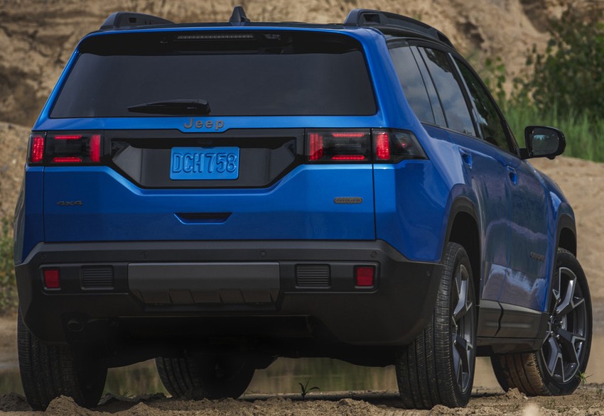 Кроссовер Jeep Cherokee экстерьер вид второй