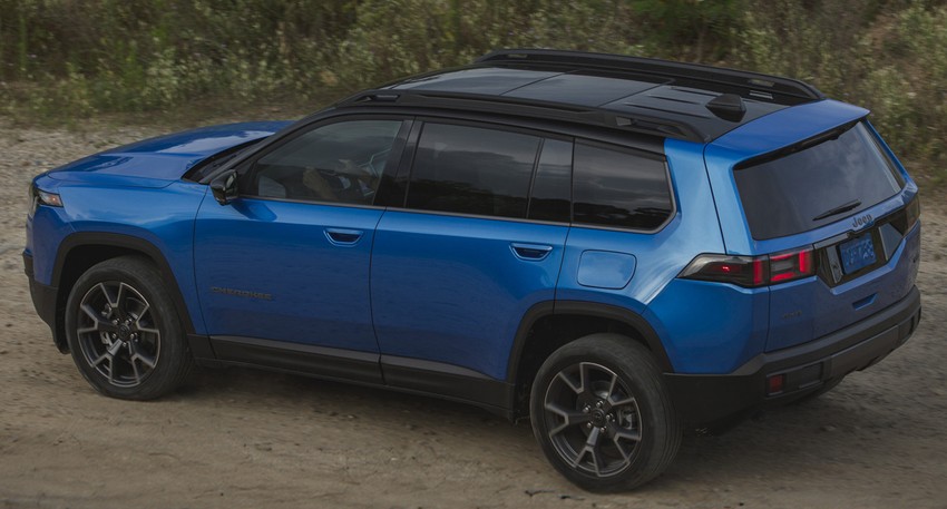 Кроссовер Jeep Cherokee экстерьер вид первый