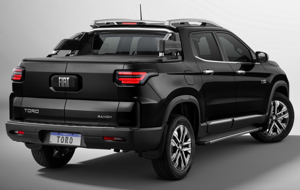 Пикап Fiat Toro экстерьер вид третий