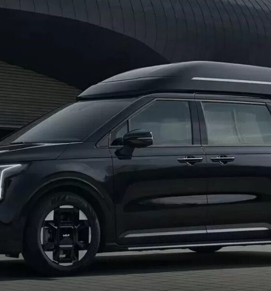 Минивэн Kia Carnival Hi Limousine экстерьер вид третий