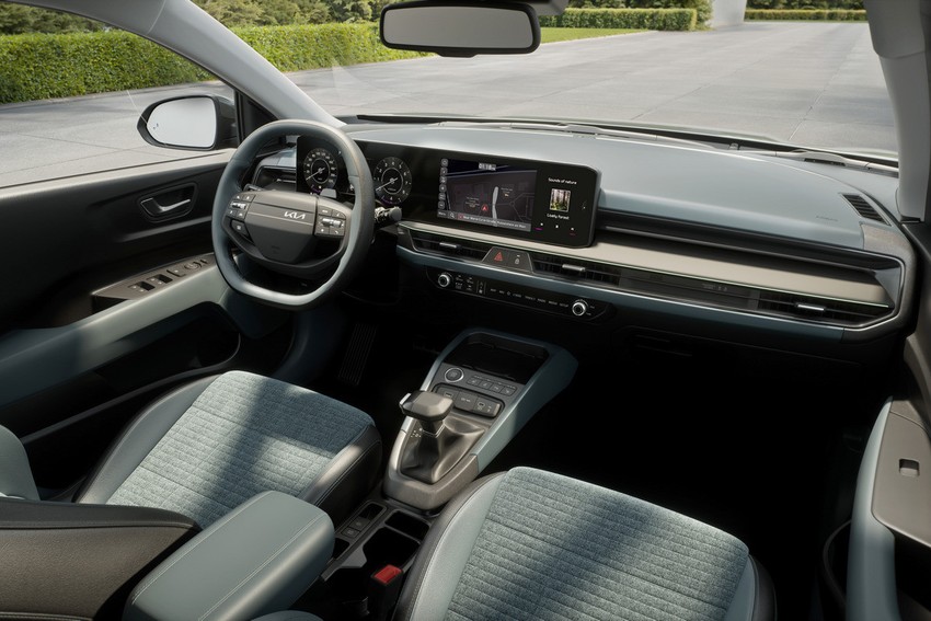 Кроссовер Kia Stonic салон вид первый