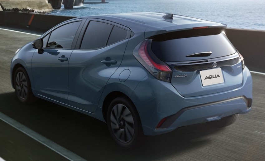 Хэтчбек Toyota Aqua экстерьер вид первый 