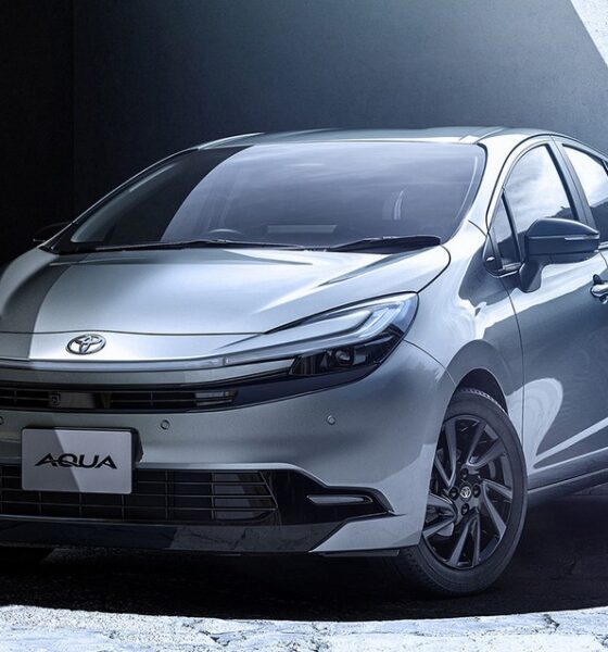 Хэтчбек Toyota Aqua экстерьер вид третий