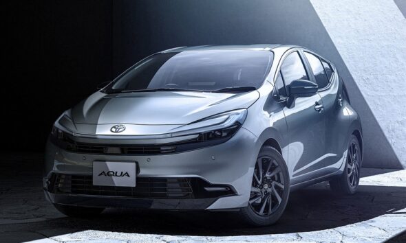 Хэтчбек Toyota Aqua экстерьер вид третий