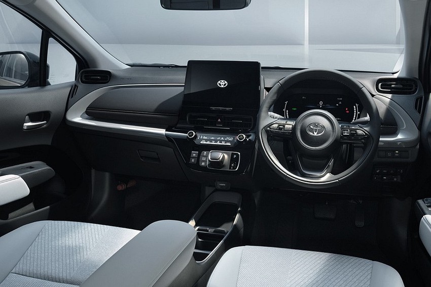 Хэтчбек Toyota Aqua салон