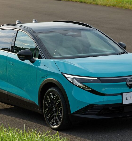 Кроссовер Nissan Leaf экстерьер вид третий