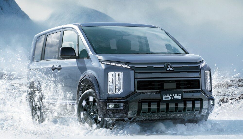 Минивэн Mitsubishi Delica D:5 экстерьер вид третий