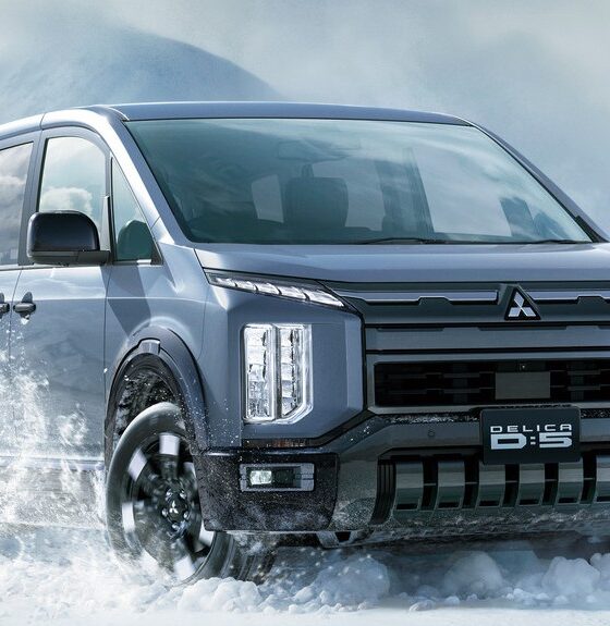 Минивэн Mitsubishi Delica D:5 экстерьер вид третий
