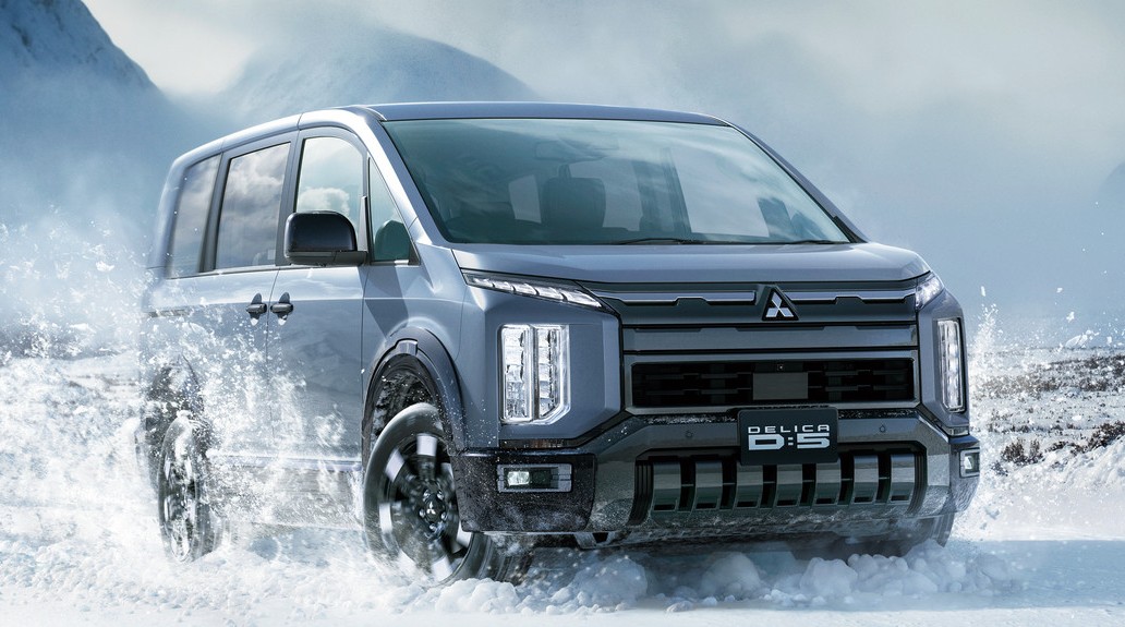 Минивэн Mitsubishi Delica D:5 экстерьер вид третий